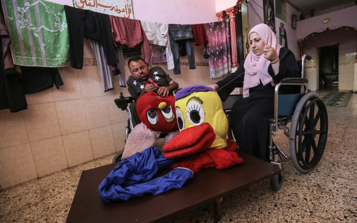 Nihad et Zeinab Jarboa confectionnent des peluches et des costumes inspirés de personnages de dessins animés (AFP)