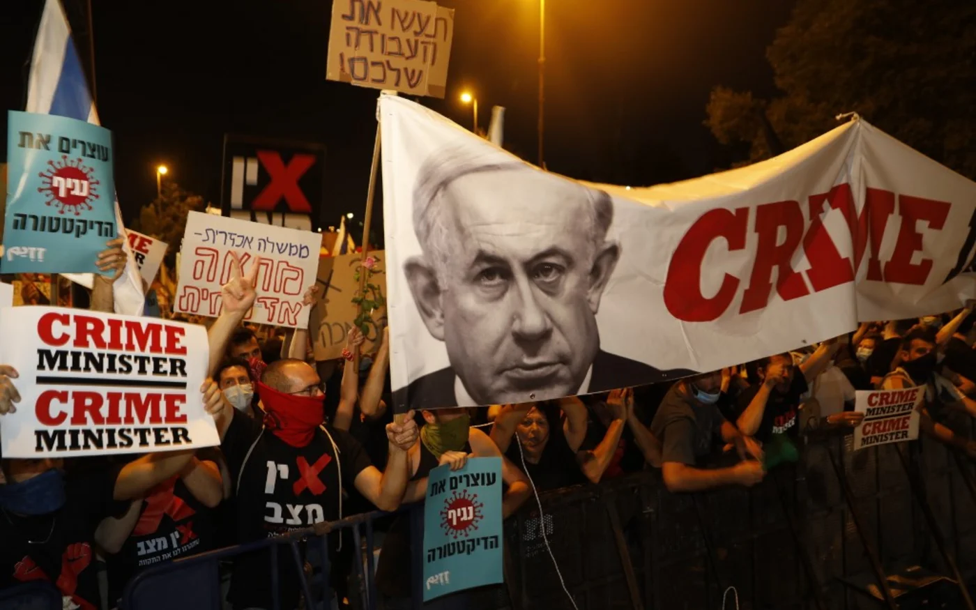 Les Israéliens manifestent contre le Premier ministre Benyamin Netanyahou à Jérusalem, le 21 juillet 2020 (AFP)