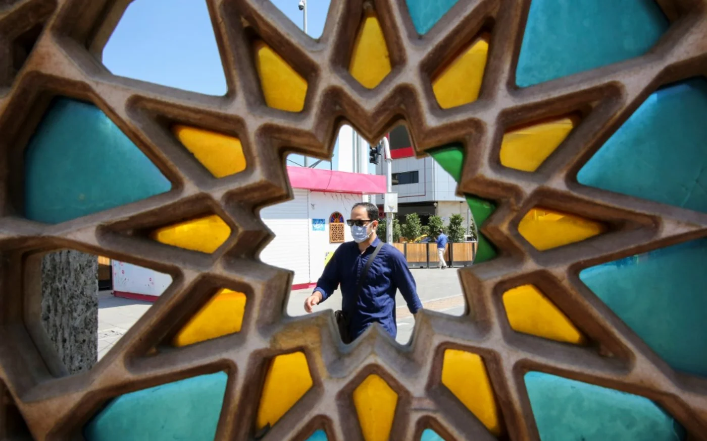 Un Iranien se promène dans les rues de la capitale Téhéran le 22 juillet 2020 (AFP)
