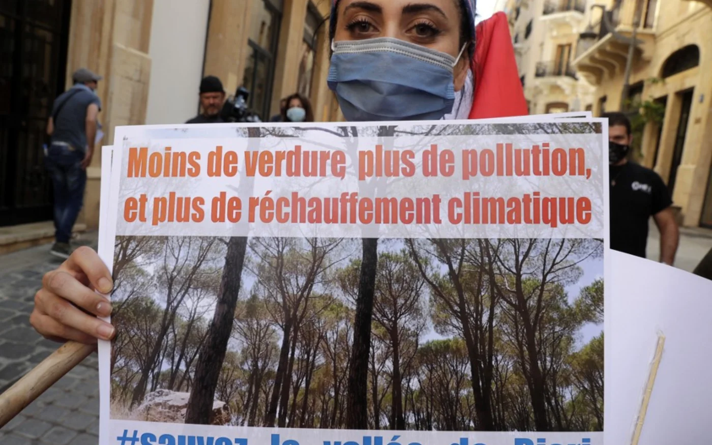 Une manifestante lors d’un rassemblement devant les bureaux de la Banque mondiale à Beyrouth, pour protester contre le projet de barrage de Bisri (AFP/Anwar Amro)