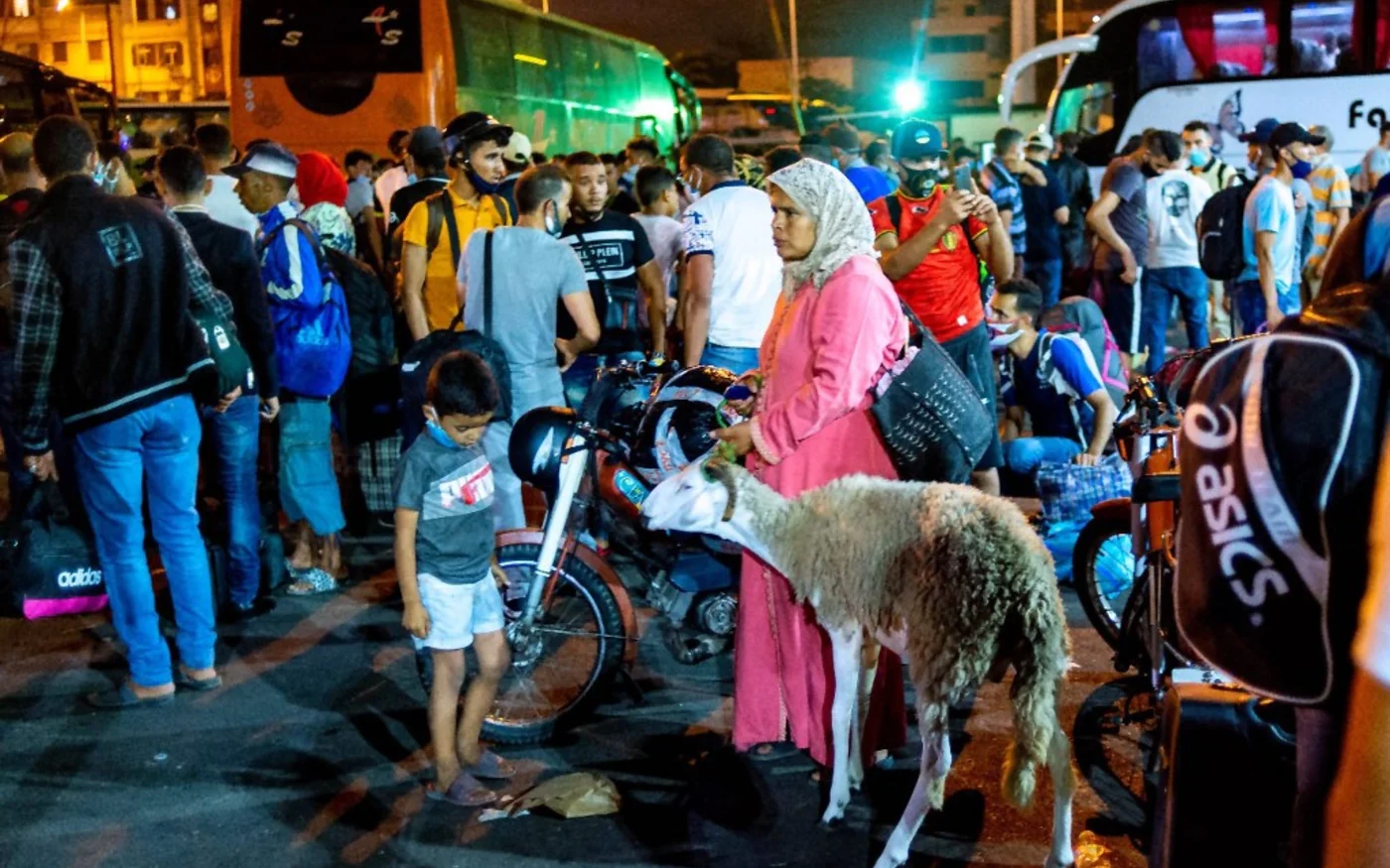Des Marocains se rassemblent à la gare routière Ouled Ziane de Casablanca le 26 juillet 2020 pour quitter la ville avant les restrictions de voyage imposées par les autorités (AFP)