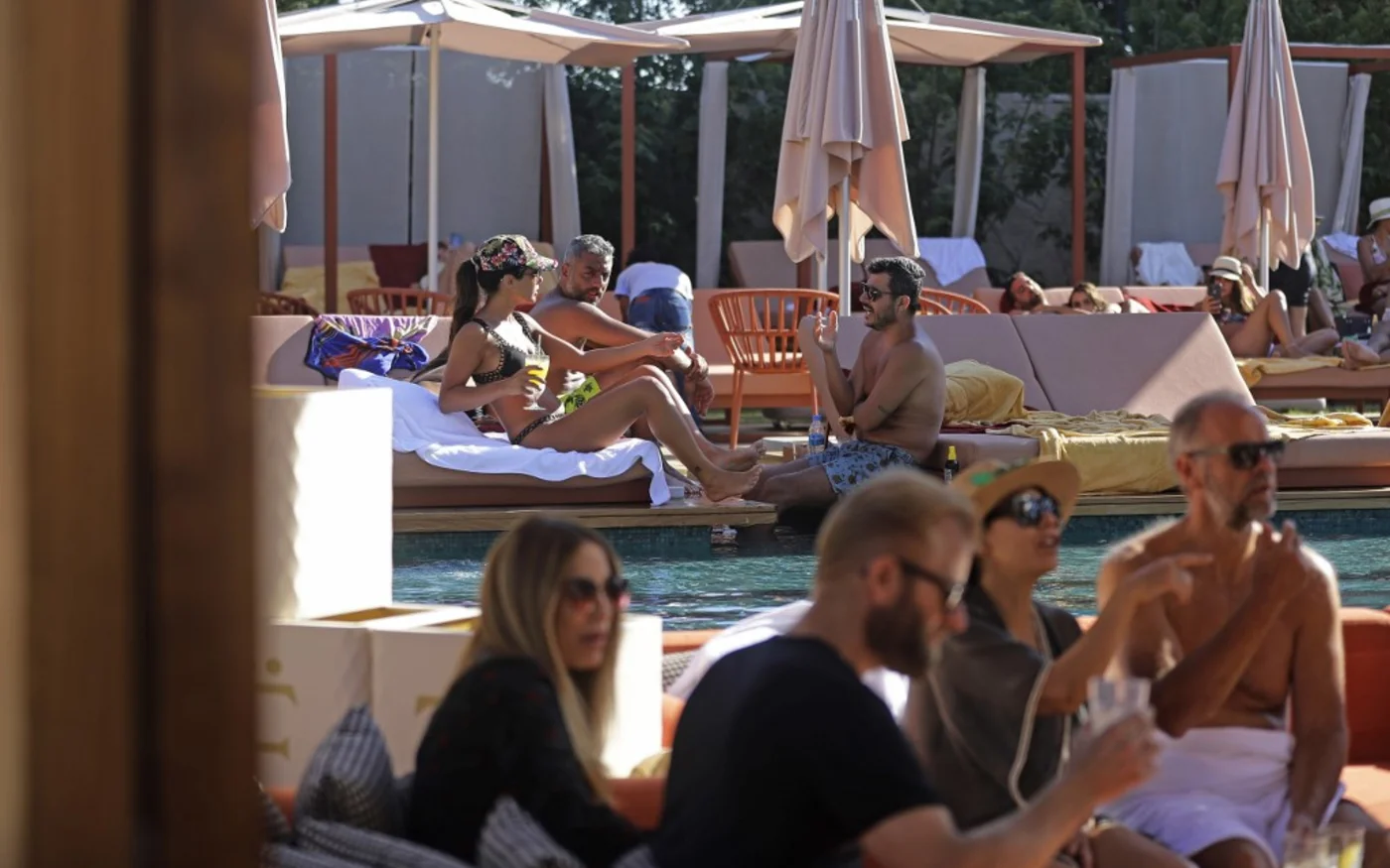 « Être physiquement ici ne signifie pas que nous sommes déconnectés », estime un des vacanciers (AFP)