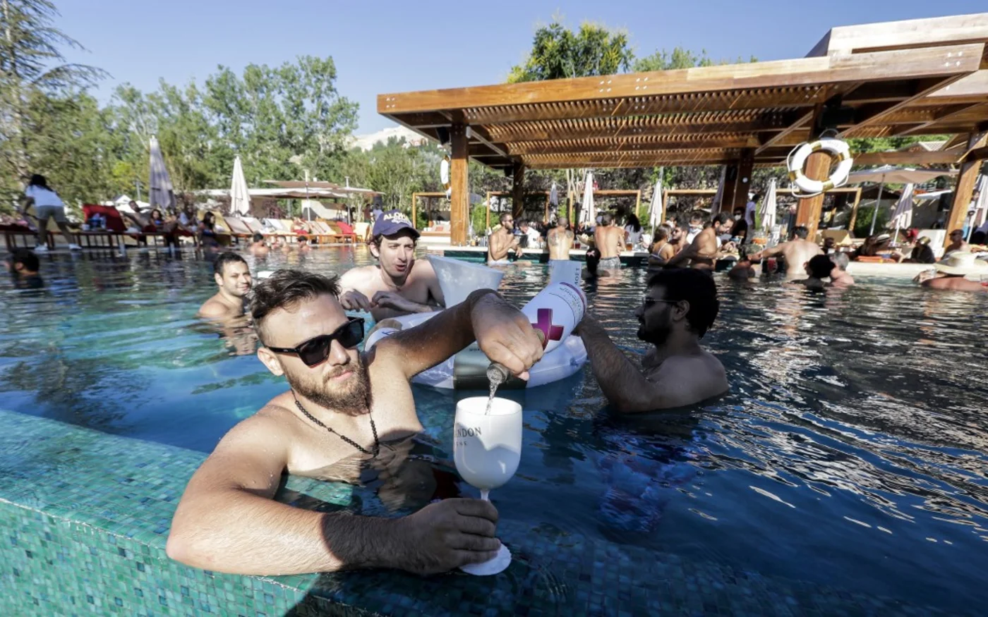 « L’atmosphère à Beyrouth est devenue pesante et déprimante », témoigne une des clientes du club privé de Faqra (AFP)