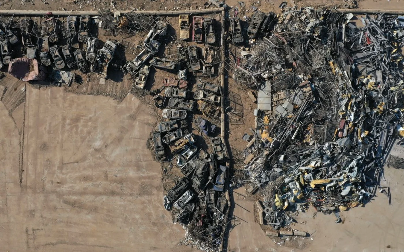 Vue aérienne des destructions dans un parking du port de Beyrouth (AFP)