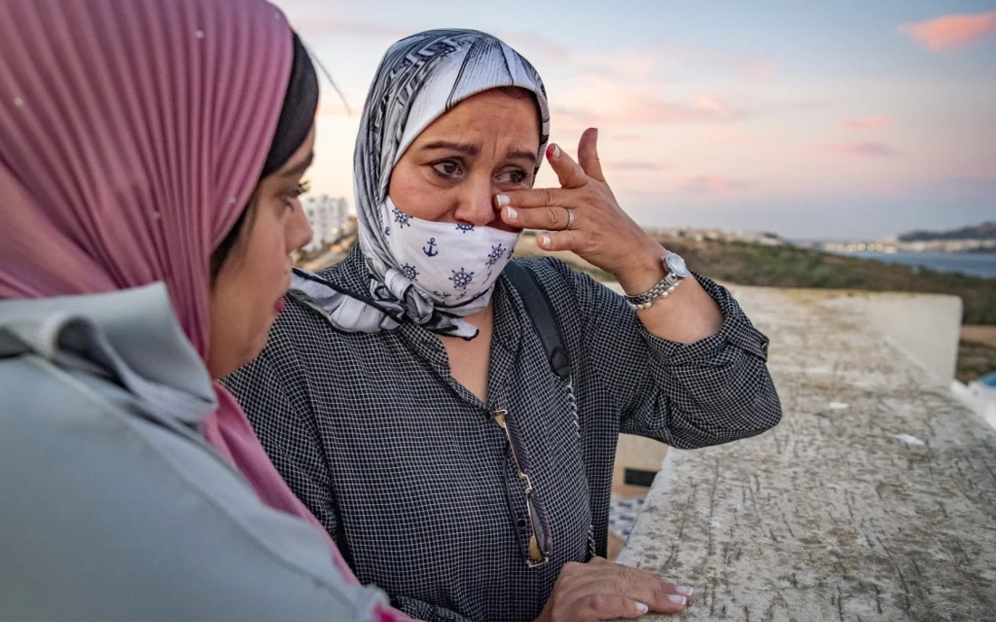 Des Marocaines de Fnideq désespèrent de retourner travailler à Ceuta et Melilla et se retrouvent privées de leurs moyens de subsistance en raison de la fermeture des frontières, en août 2020 (AFP)