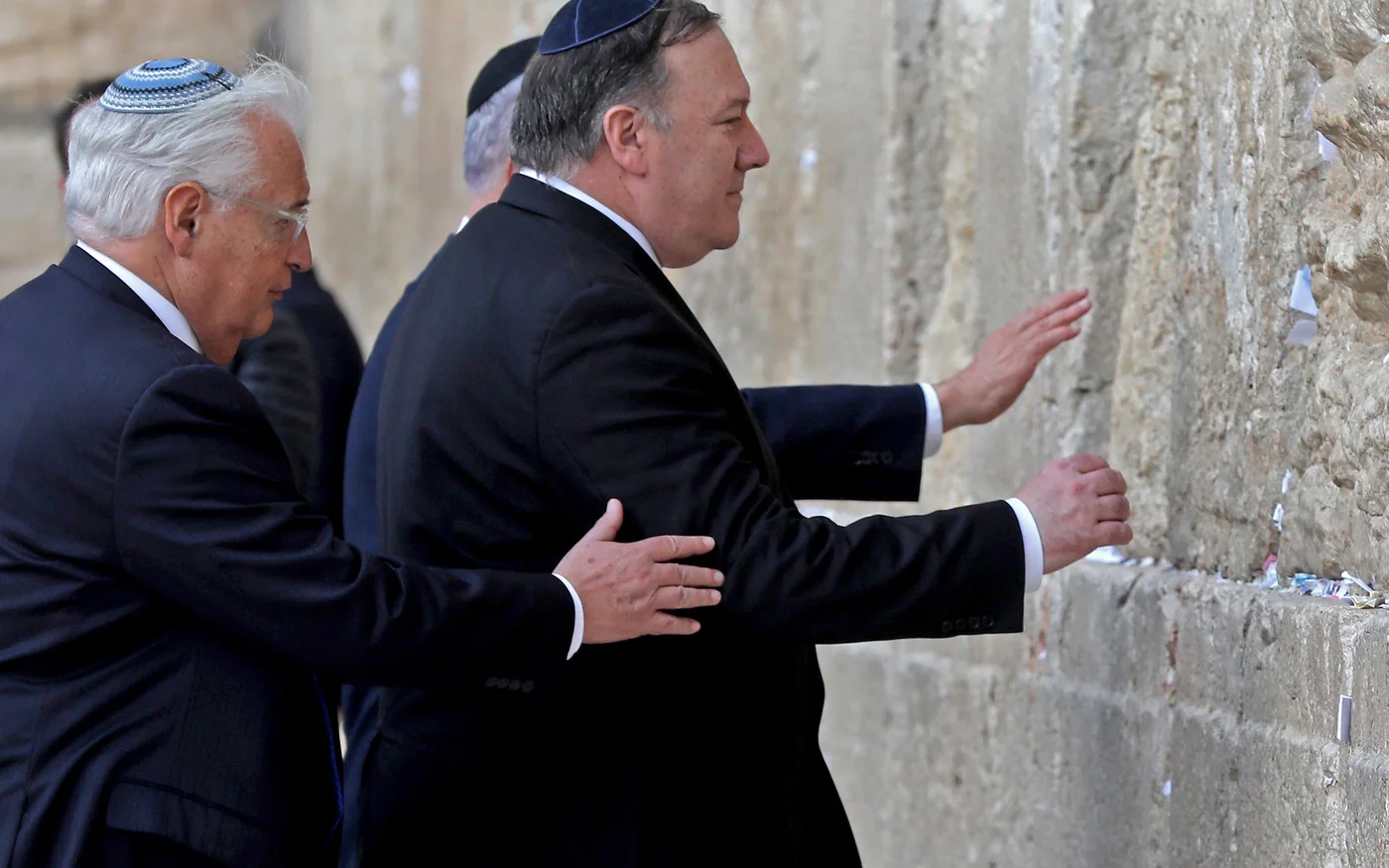 Le secrétaire d’État américain Mike Pompeo (à droite), accompagné de l’ambassadeur des États-Unis en Israël David Friedman, prie devant le Mur des Lamentations à Jérusalem, le 21 mars (AFP)