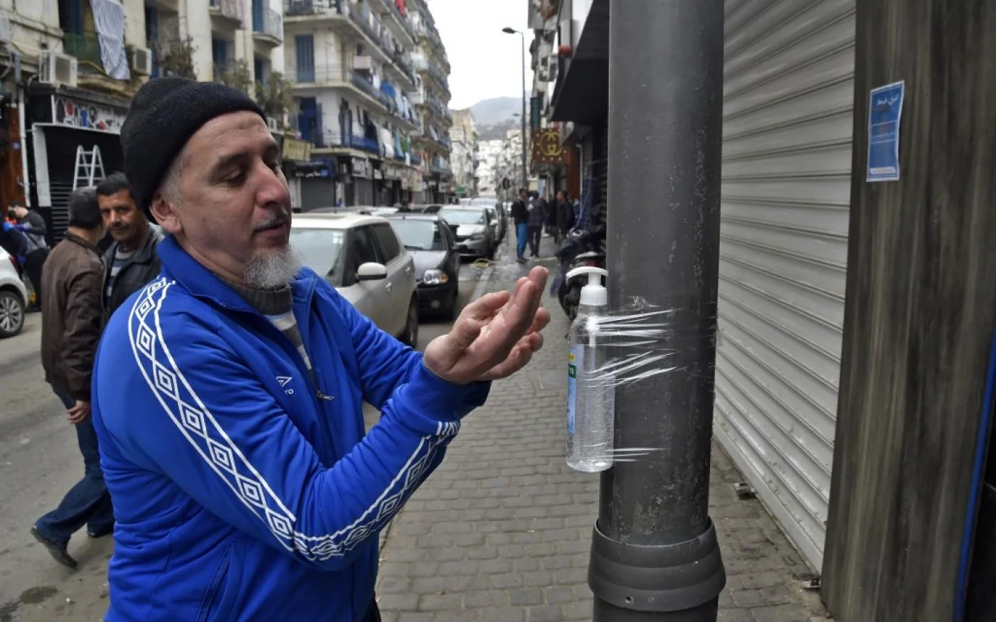 À Bab el-Oued, quartier populaire d’Alger, un flacon de désinfectant a été scotché autour d’un pilier (AFP)