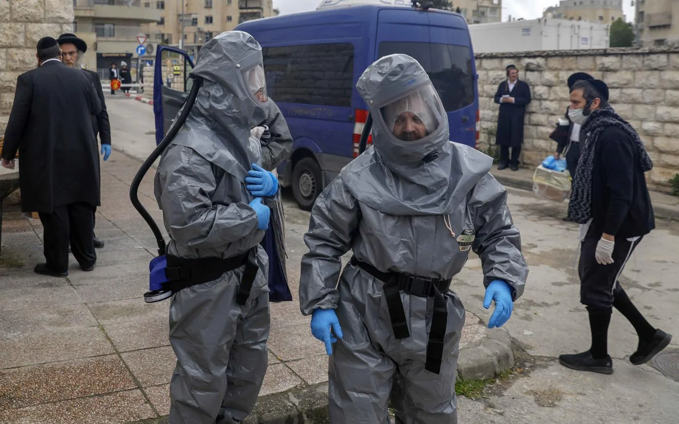 Des employés de la Hevra Kadicha, une confrérie funéraire israélienne, viennent récupérer le corps d’un patient décédé du COVID-19 dans un funérarium de Jérusalem, le 1er avril 2020 (AFP)