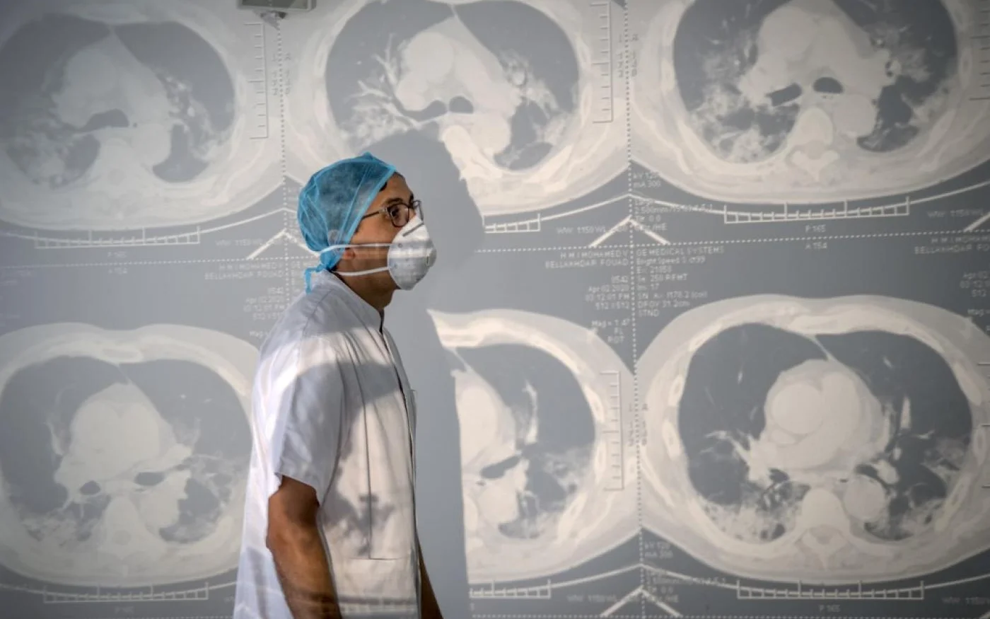 Un membre du personnel médical de l’hôpital militaire Mohammed V, à Rabat, le 15 avril 2020 (AFP)