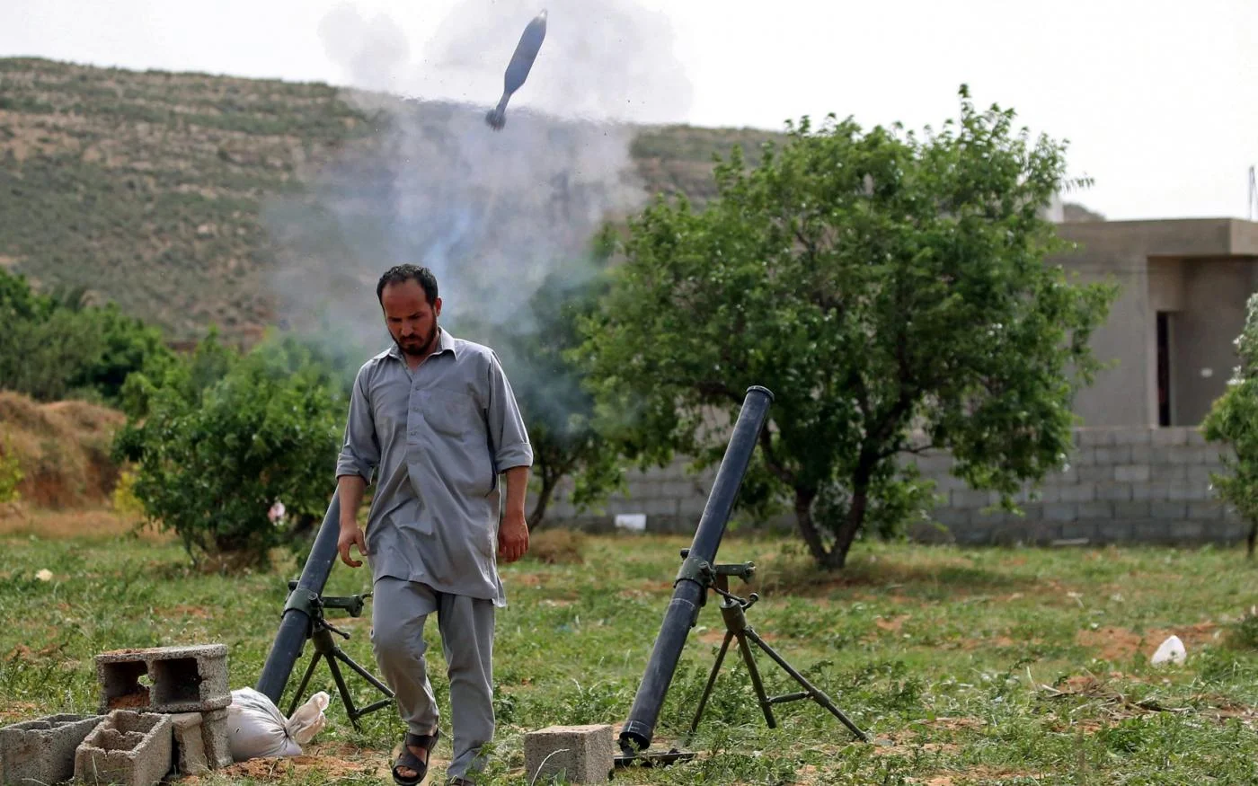 Un combattant du GNA en tire des roquettes près de la ville de Castelverde en direction de la ville de Tarhounah, au sud-ouest de Tripoli, tenue par les forces de Khalifa Haftar, 19 avril 2020 (AFP)