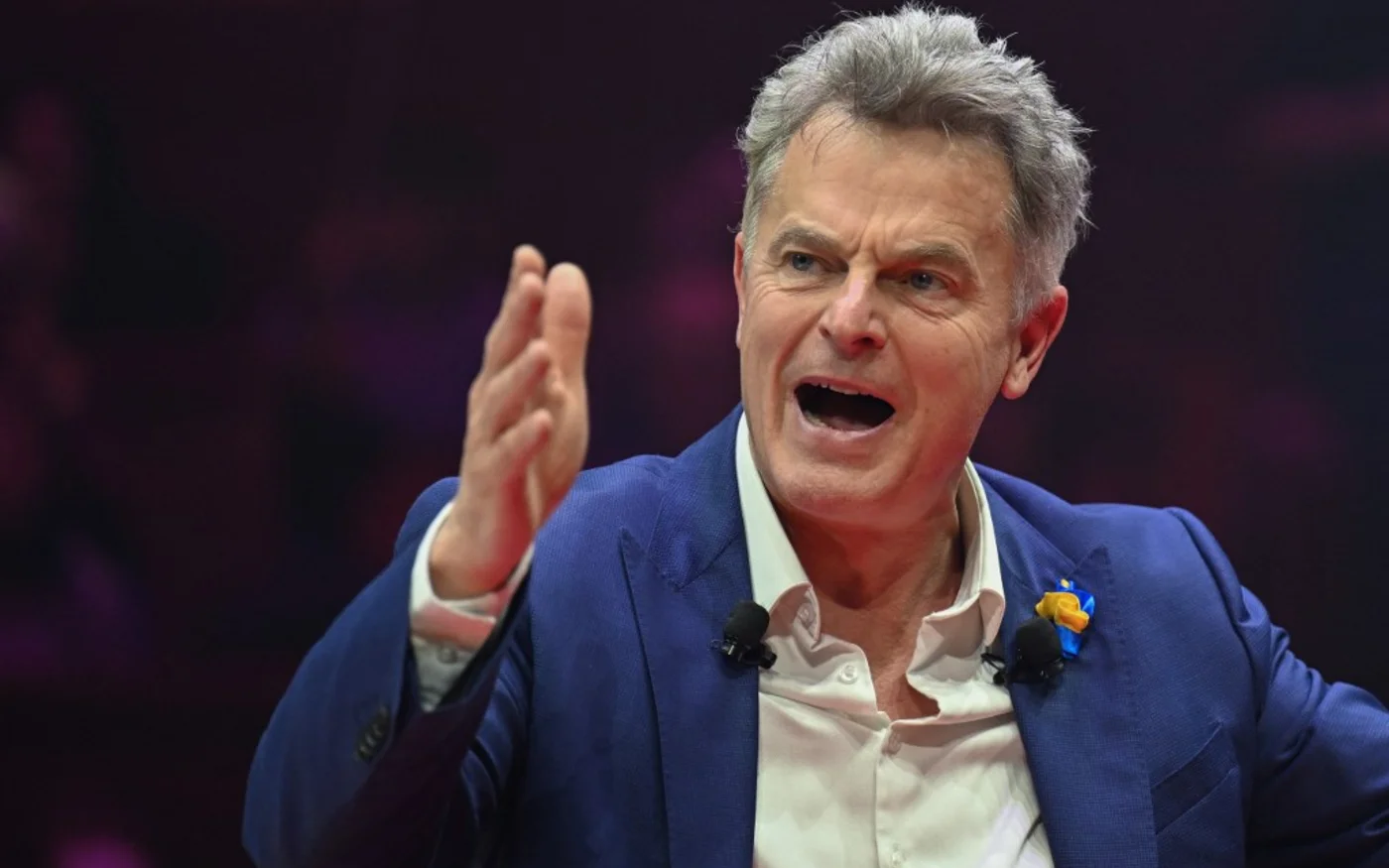 Le candidat présidentiel du Parti communiste français, Fabien Roussel, prononce un discours lors d’un meeting au Cirque d’Hiver à Paris, le 10 mars 2022 (AFP/Emmanuel Durand)