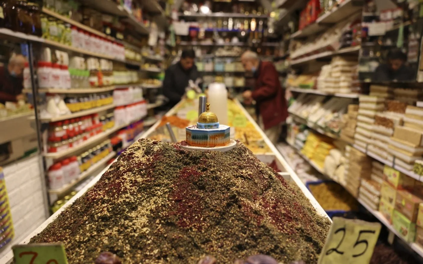 Une boutique palestinienne se prépare pour le mois sacré dans un marché de la vieille ville de Jérusalem occupée, le 29 mars 2022 (AFP/Hazem Bader)