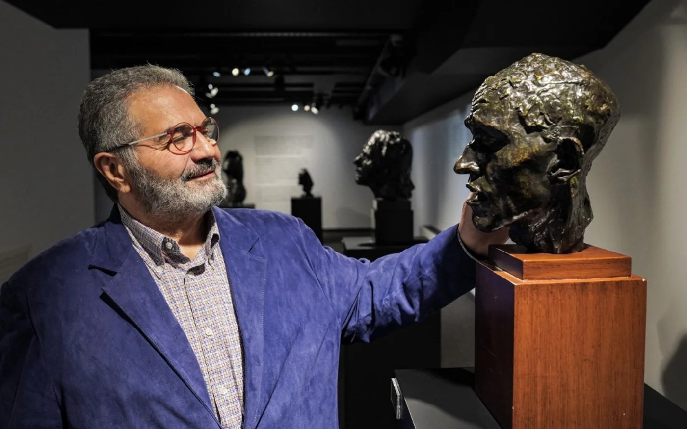 Erbil Arkin, président du groupe Arkin, regarde un buste de Rodin lors d’une interview à son bureau de la ville côtière du nord de Chypre, Kyrenia (Girne) (AFP / Roy Aiss)