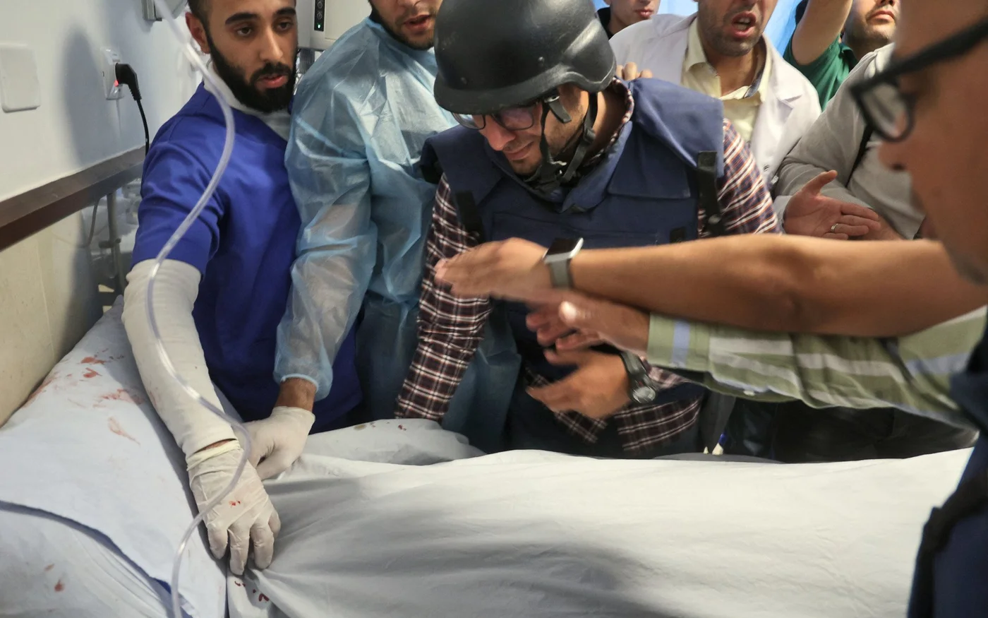 Des journalistes pleurent le corps de la journaliste Shireen Abu Akleh à l’hôpital, en Cisjordanie&nbsp;occupée, le 11 mai 2022 (AFP)