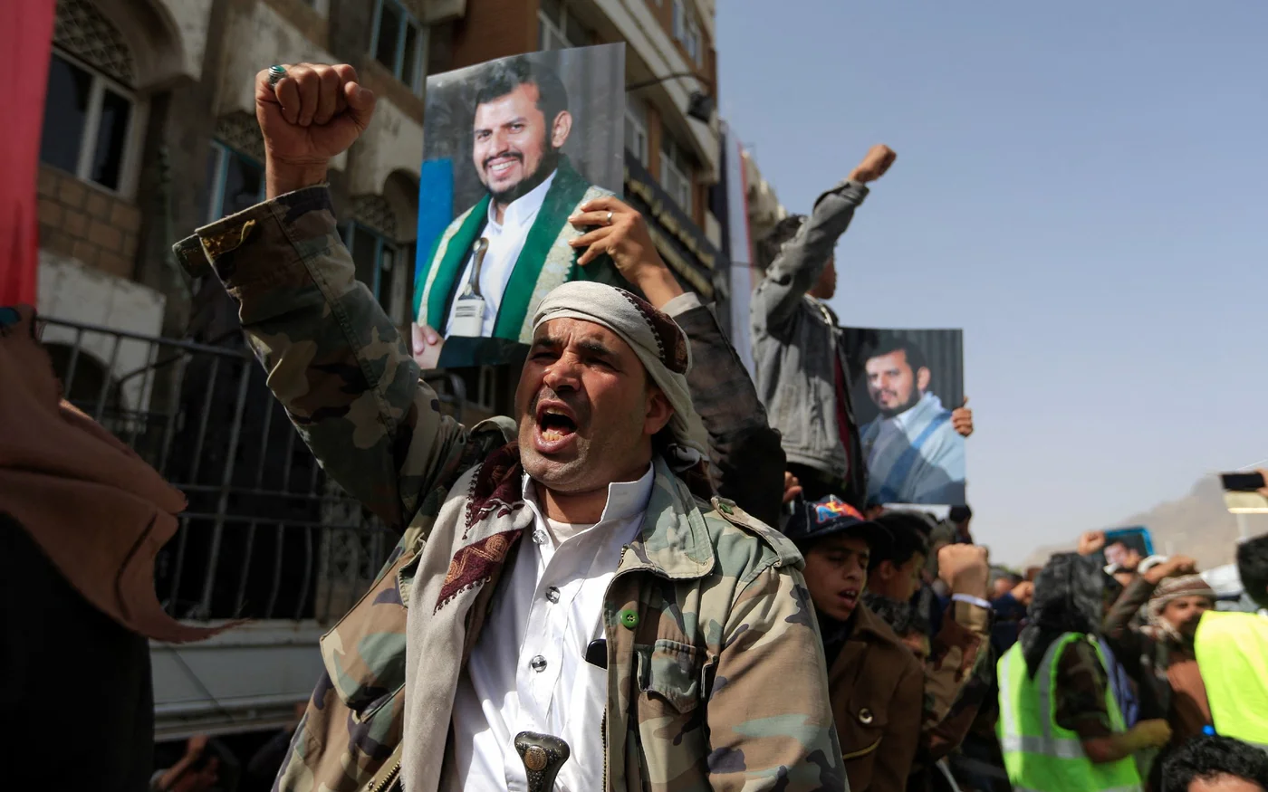 Des partisans des Houthis au Yémen lors d’un rassemblement à Sanaa, le 3 juin, au lendemain d’un accord entre les belligérants renouvelant le cessez-le-feu (AFP)