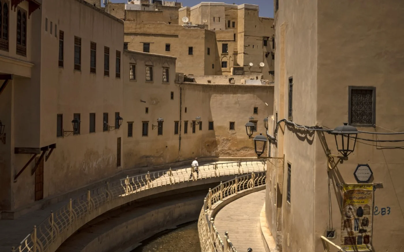 Un homme passe devant des maisons de l’ancienne ville marocaine de Fès (AFP/Fadel Senna)