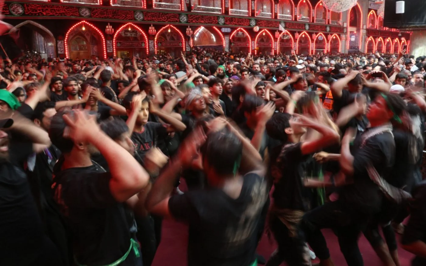 Des fidèles musulmans chiites dans le sanctuaire central de Karbala, en Irak, le 17 septembre 2022 (AFP/Mohammed Sawaf)