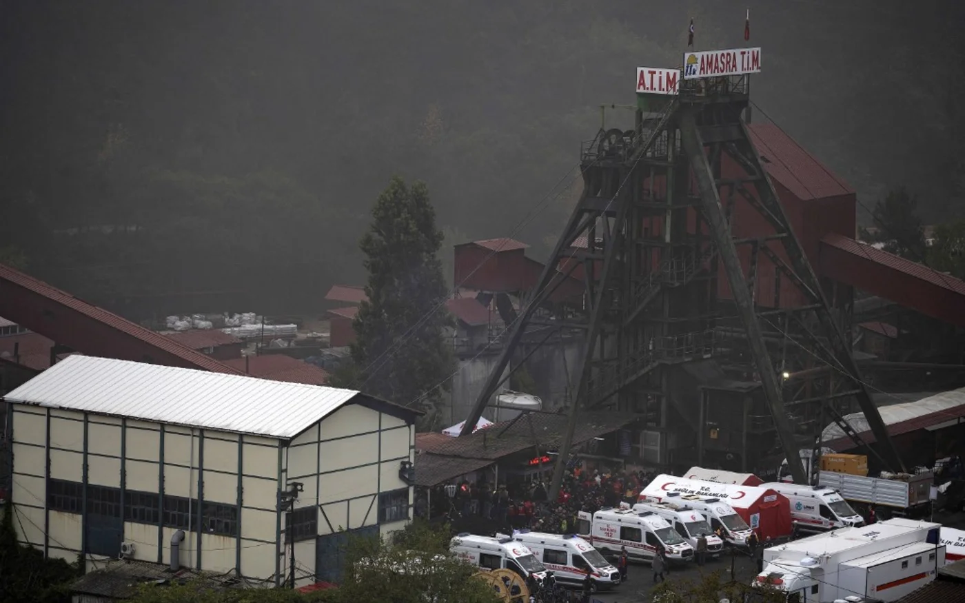 Un sauveteur en larmes devant une mine de charbon à Amasra, dans la province de Bartin, en Turquie, le 15 octobre 2022 (AFP/Yasin Akgul)