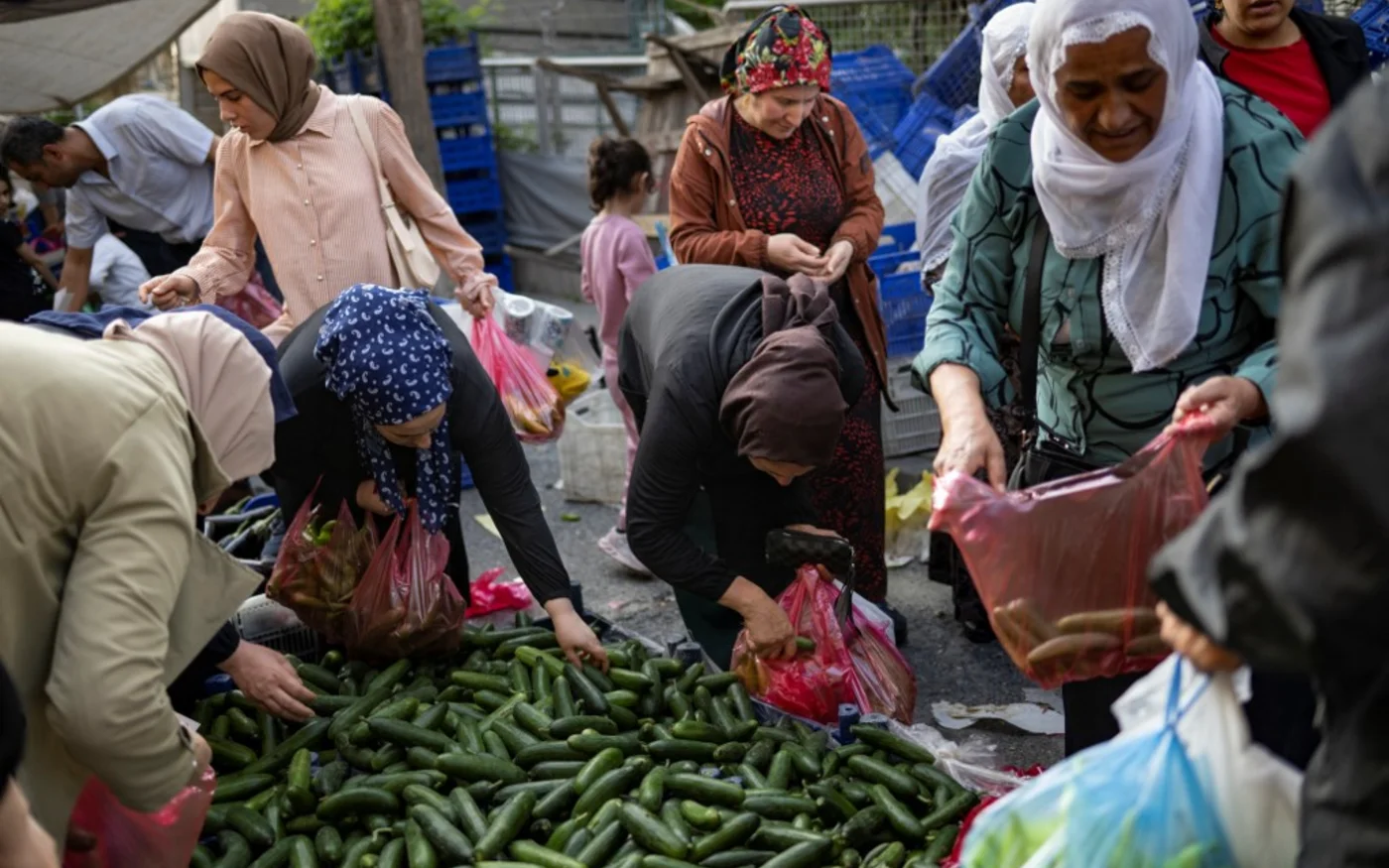 Le taux d’inflation en Turquie a dépassé 67 % en février sur un an (AFP/Yasin Akgul)