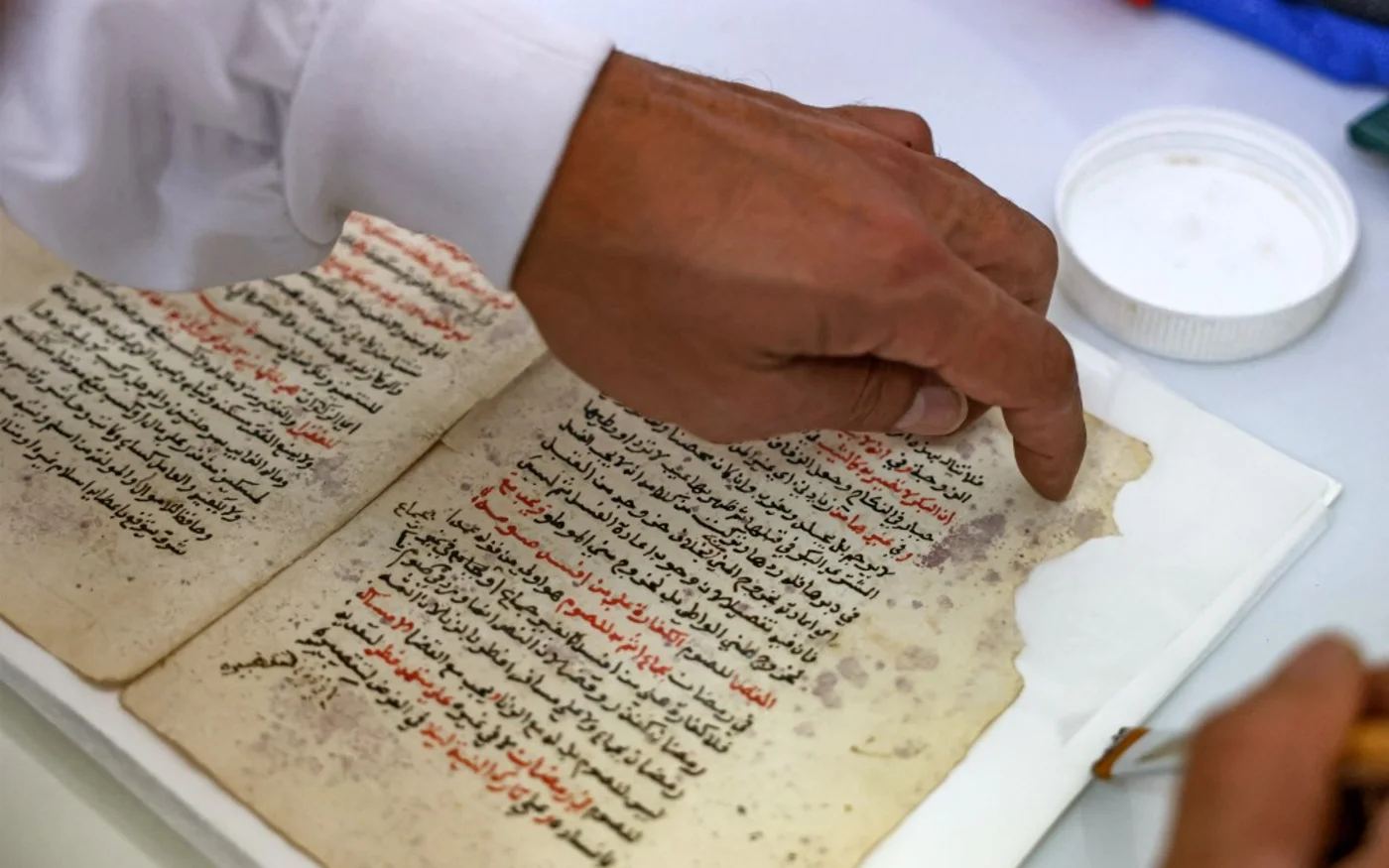 Rami Salameh dans le laboratoire de restauration des livres de la bibliothèque Khalid, le 17 juin 2023 (AFP/Ahmad Gharabli)