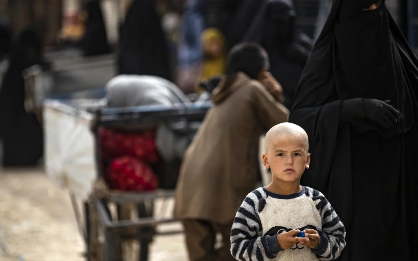 Dans un rapport de 2022, Save the Children indiquait que les enfants d’al-Hol avaient été témoins de meurtres, « de fusillades, de coups de couteau et d’étranglements » (AFP/Delil Souleiman)