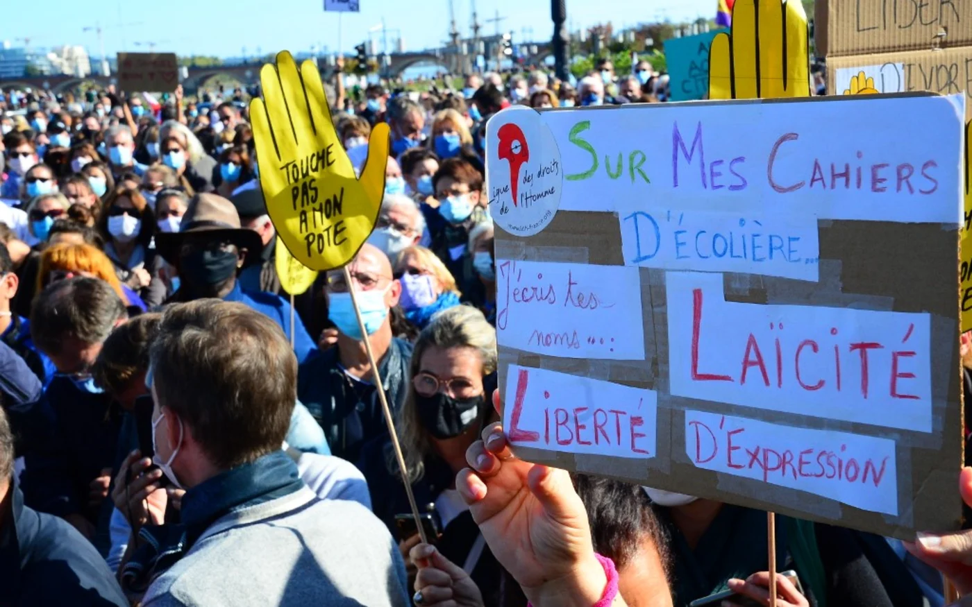 Manifestation place de la Bourse, à Bordeaux, le 18 octobre 2020, en hommage à Samuel Paty (AFP)