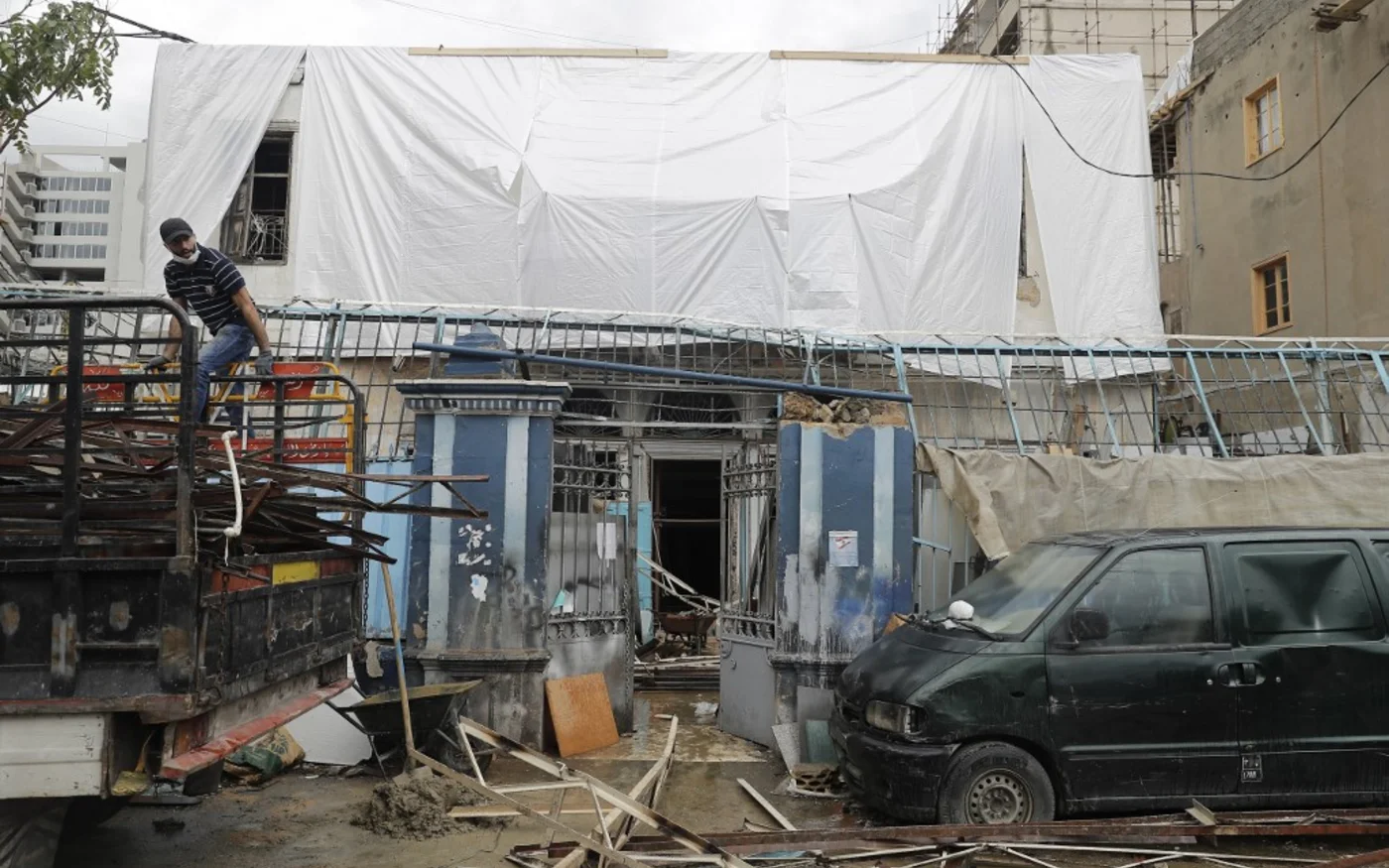 Au moins 90 autres maisons traditionnelles endommagées par l’explosion sont menacées par les intempéries (AFP)
