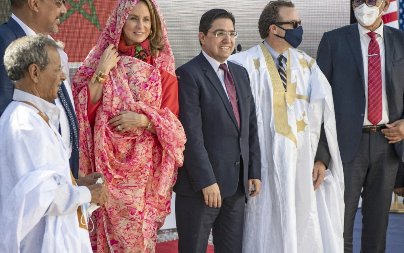 Le chef de la diplomatie marocaine Nasser Bourita et le sous-secrétaire d’État américain David Schenker en tunique traditionnelle, à Dakhla, au Sahara occidental, le 10 janvier 2021 (AFP)