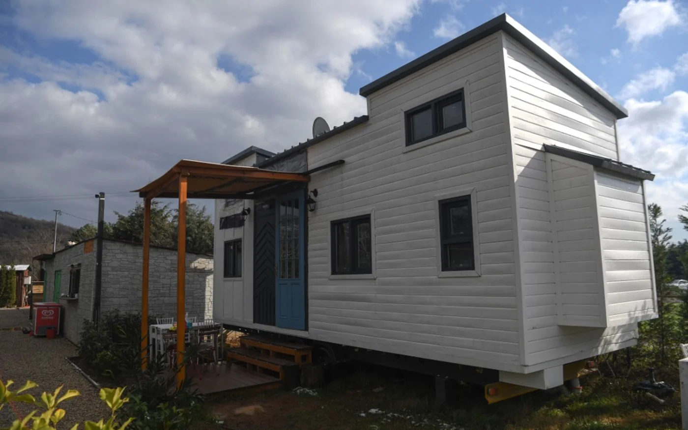 Les professionnels notent un engouement croissant, notamment de l’industrie du tourisme qui cherche à offrir des hébergements individuels aux touristes voulant éviter l’hôtel en pleine pandémie (AFP)