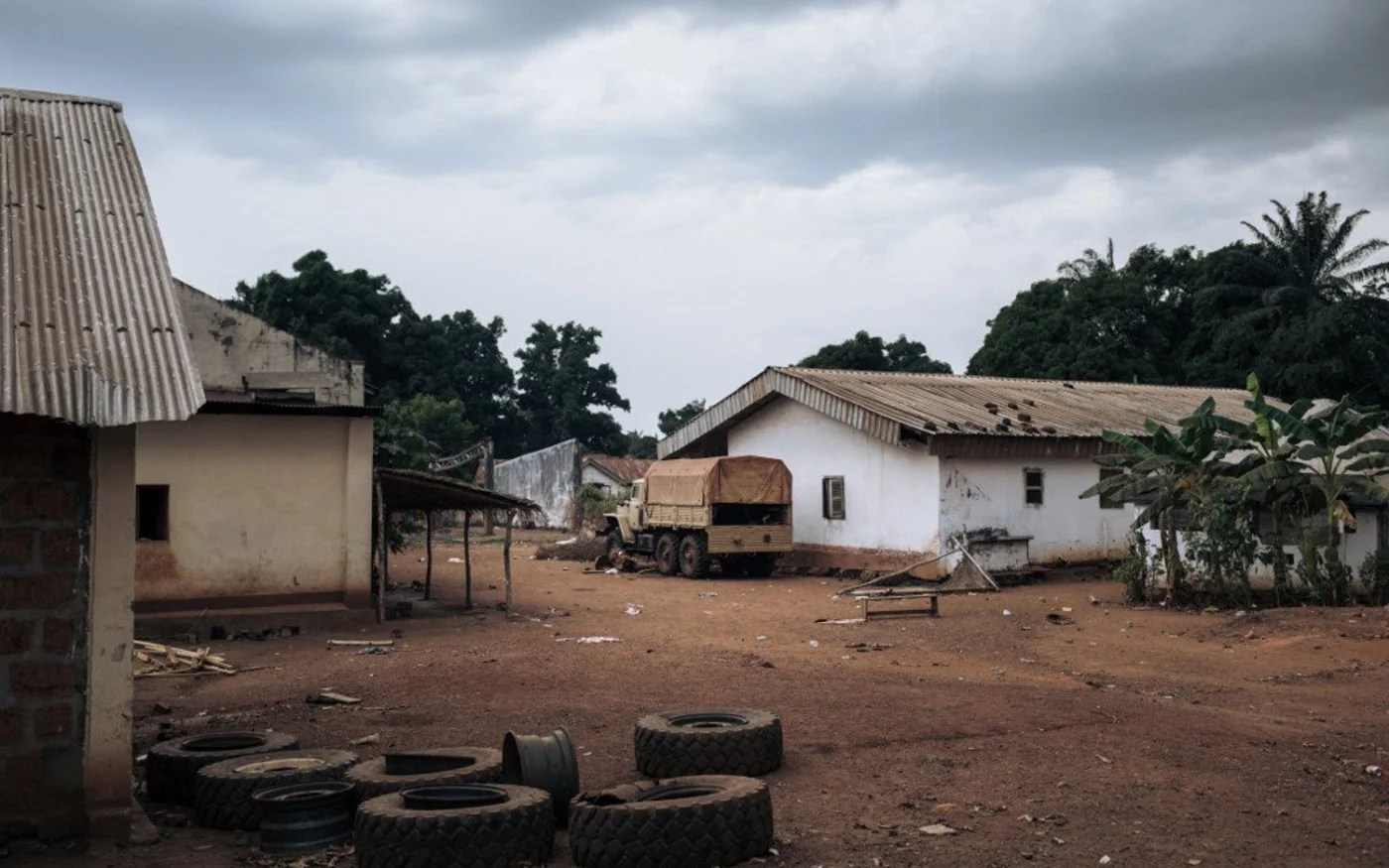 Un camion du Groupe Wagner est stationné dans une base pillée des Forces armées centrafricaines à Bangassou, le 20 février 2021 (AFP)