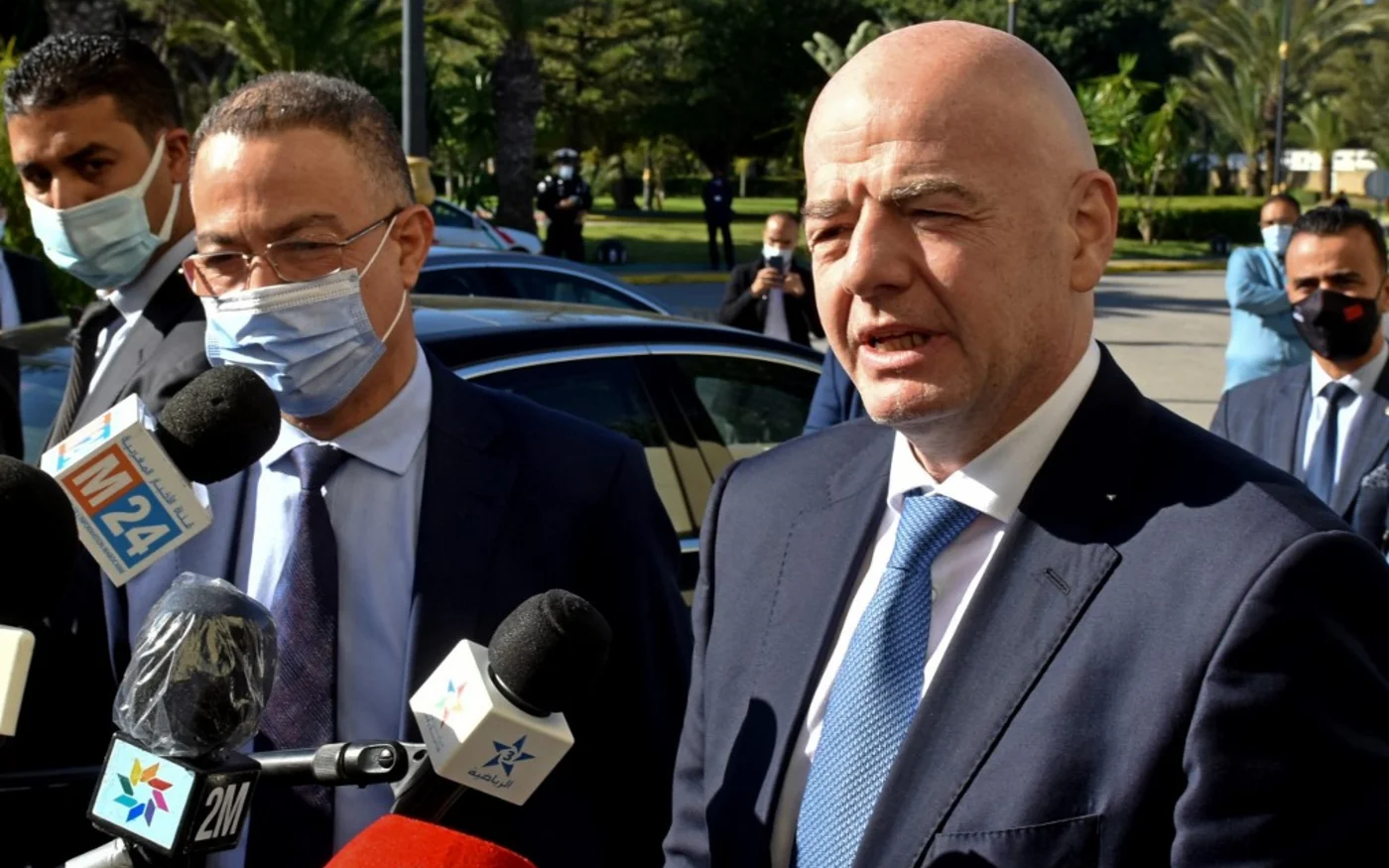 Fouzi Lekjaa (à gauche), a été élu en mars à Rabat membre du Conseil de la Fédération internationale de football (FIFA). Ici en conférence de presse avec Gianni Infantino, président de la FIFA (AFP)