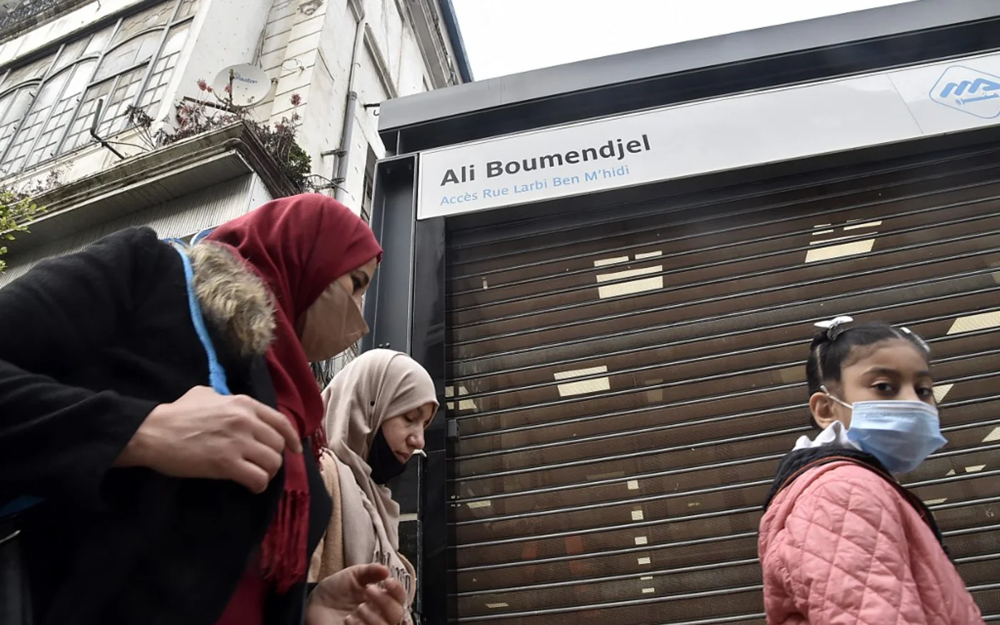 Des Algériennes marchent devant une station du métro d’Alger, toujours à l’arrêt en raison de la pandémie (AFP/Ryad Kramdi)