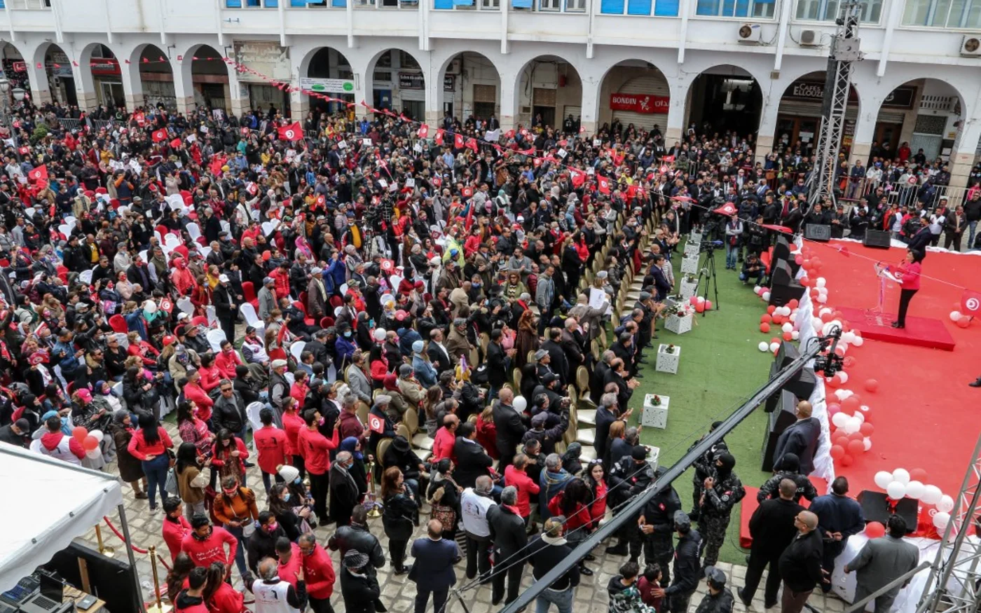 «&nbsp;Tunisie libre, les Frères musulmans dehors&nbsp;», ont clamé quelques milliers de partisans du PDL rassemblés à Sfax à l’occasion du 65e anniversaire de l’indépendance, le 20 mars 2021 (AFP)
