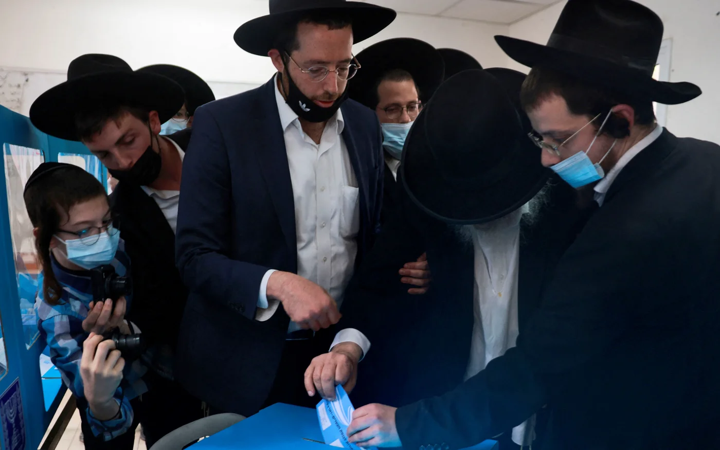 Des ultra-orthodoxes votent aux élections israéliennes le 23&nbsp;mars (AFP)