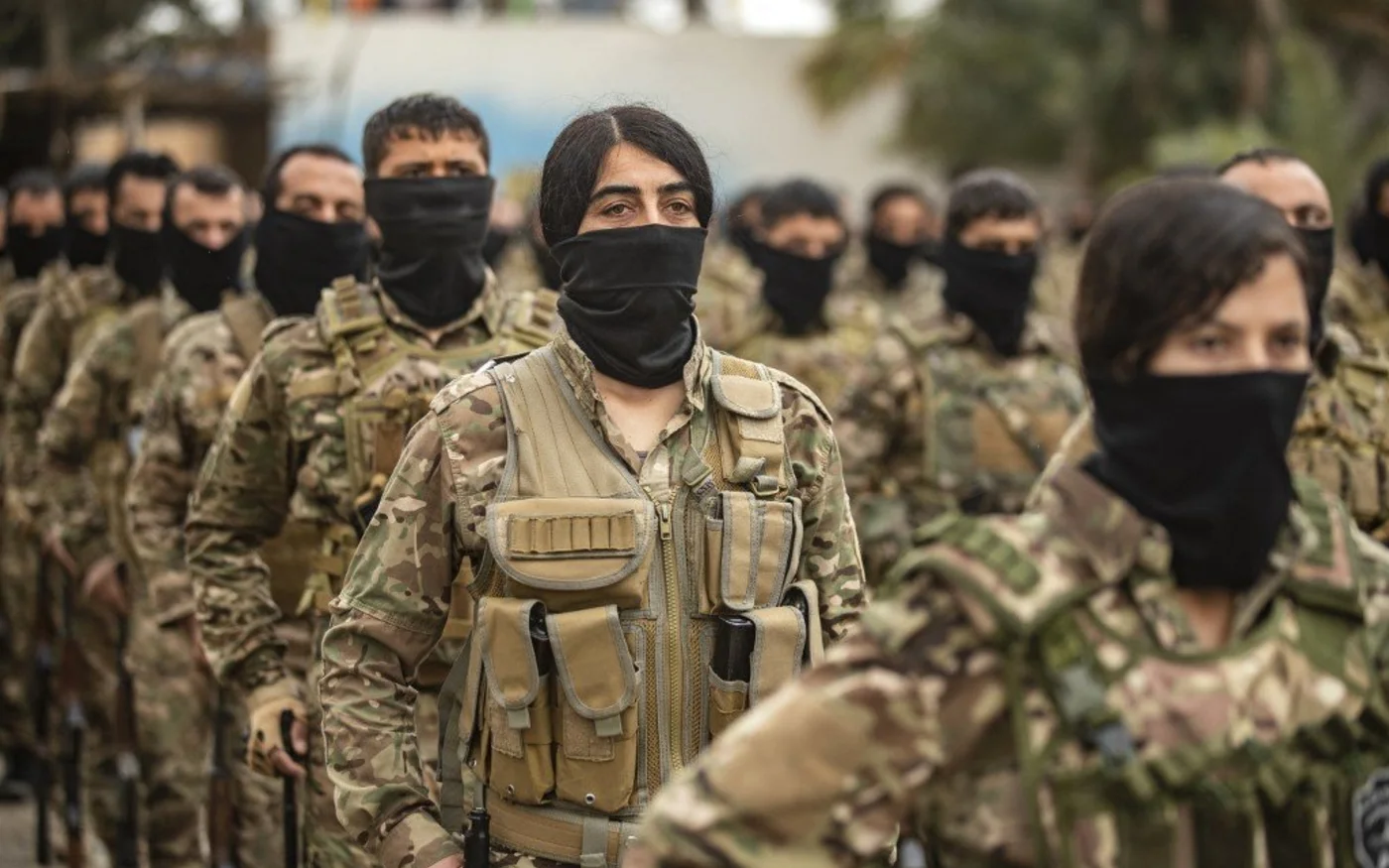 Des combattants des Forces démocratiques syriennes dans le gisement pétrolier d’al-Omar protégé par les États-Unis dans la province orientale de Deir ez-Zor, le 23&nbsp;mars&nbsp;2021 (AFP)