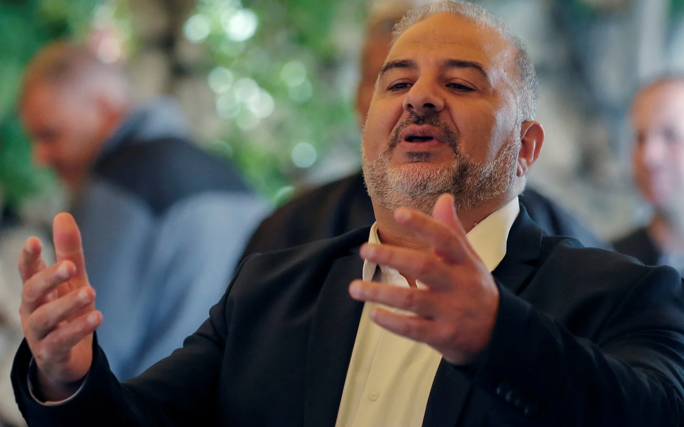 Mansour Abbas, dirigeant du parti islamiste conservateur Raam, s’exprime face à une foule lors d’un rassemblement politique pour le féliciter de sa victoire électorale, le 26&nbsp;mars (AFP)