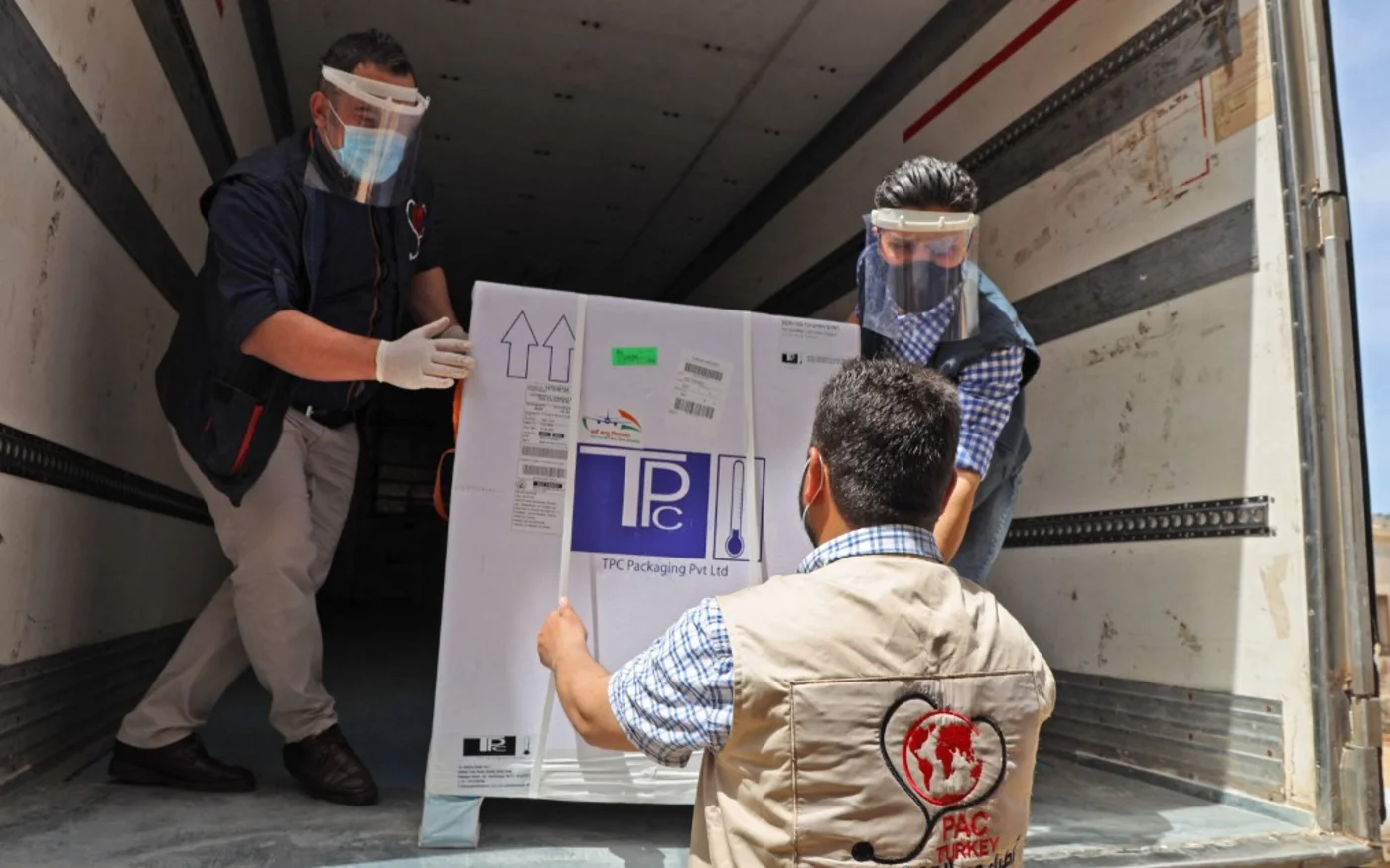 Le 21 avril 2021, un premier lot de vaccins AstraZeneca contre le COVID-19 au poste frontière de Bab al-Hawa entre la Syrie et la Turquie (AFP/Mohammed al-Rifai)