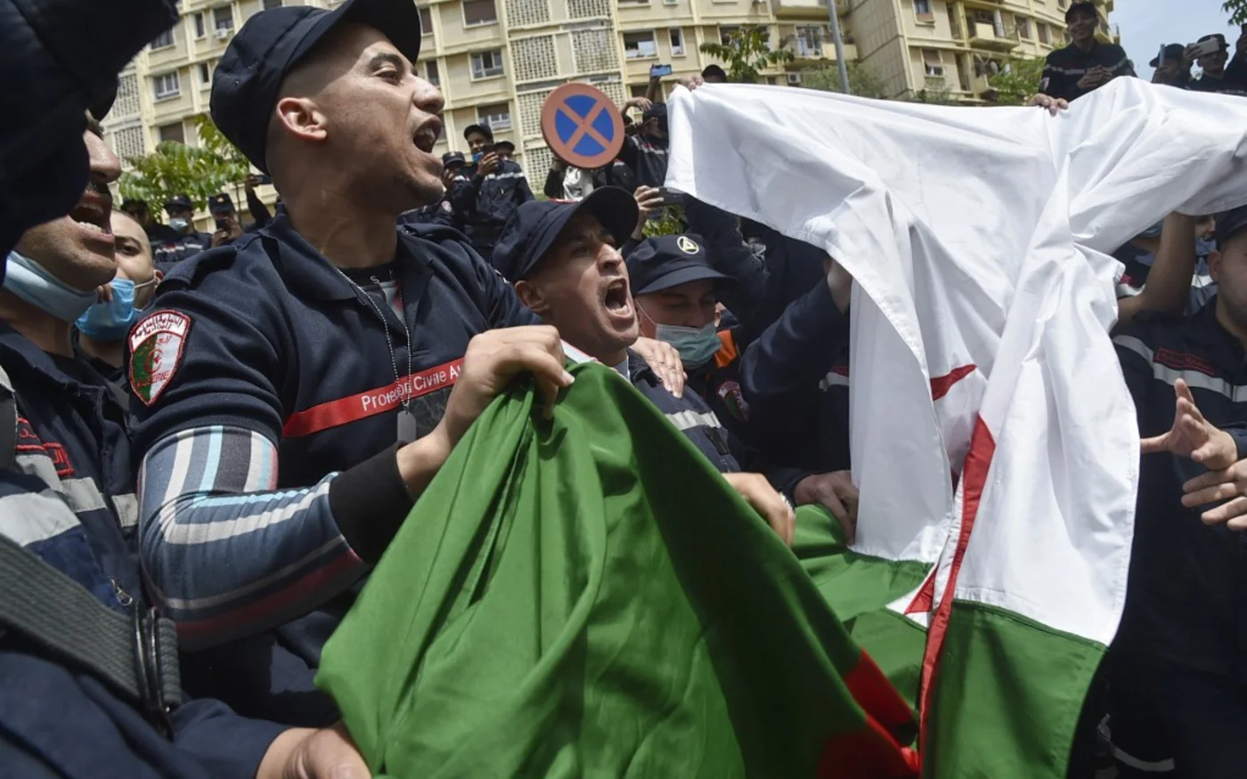 Les pompiers de la Protection civile ont manifesté dimanche 2 mai pour une amélioration de leurs conditions de travail (AFP)