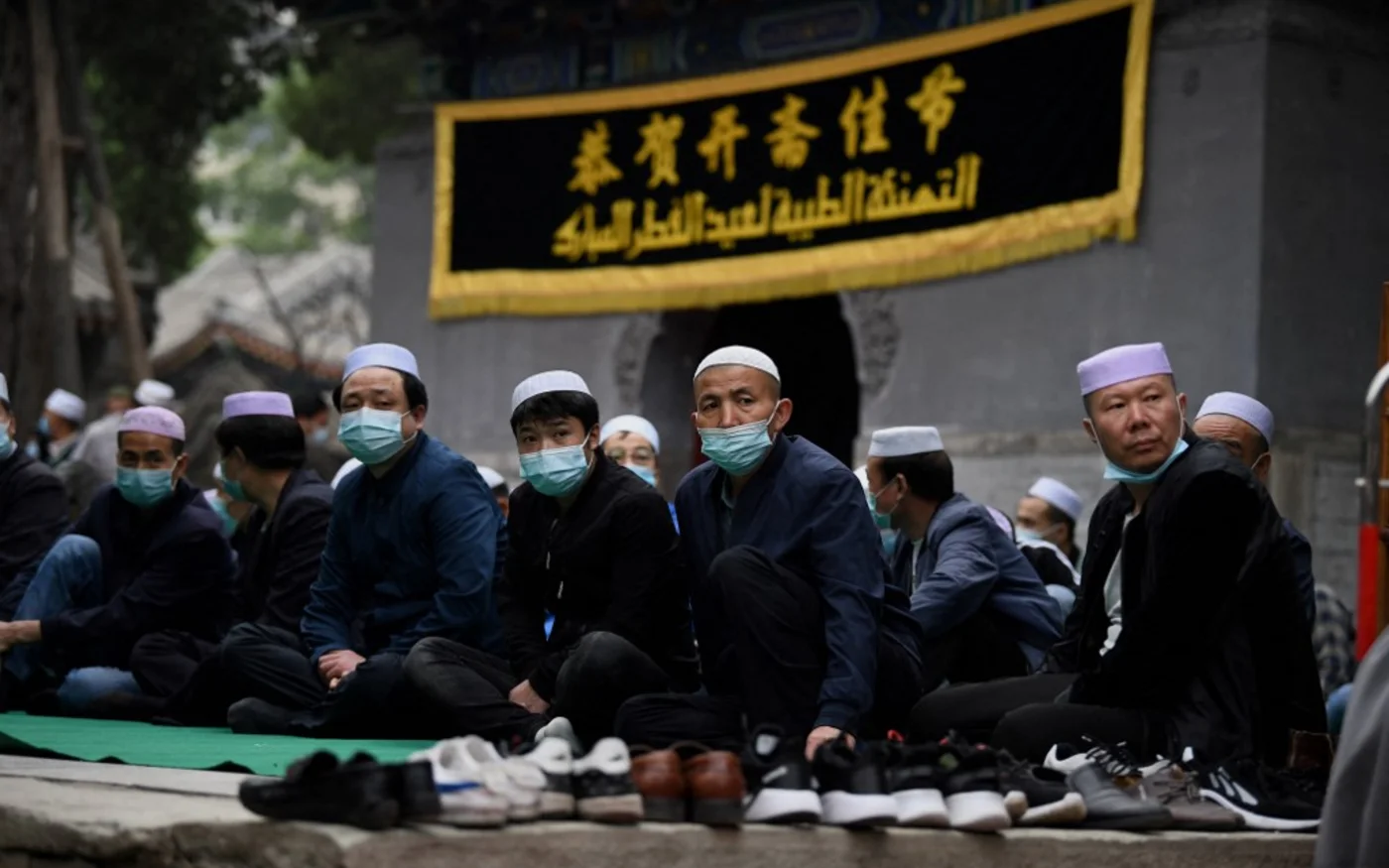Des fidèles participent aux prières de l’Aïd al-Fitr, marquant la fin du mois sacré du Ramadan, à la mosquée Niujie de Pékin le 13 mai 2021 (AFP/Noel Celis)