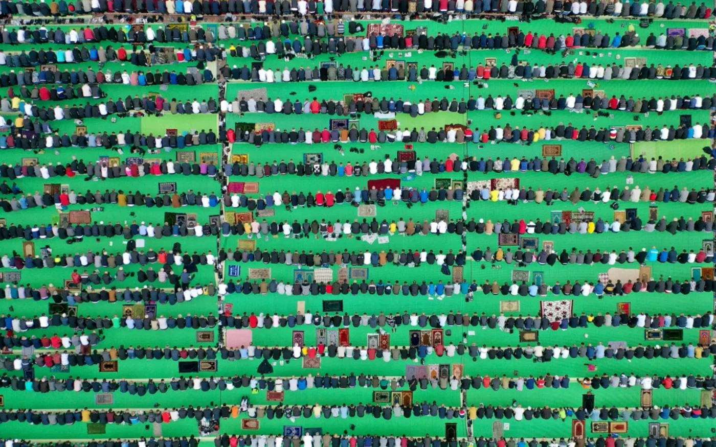 Cette photo aérienne prise le 13 mai 2021 montre des musulmans albanais priant à Tirana à l’occasion de l’Aïd al-Fitr (AFP/Gent Shkullaku)