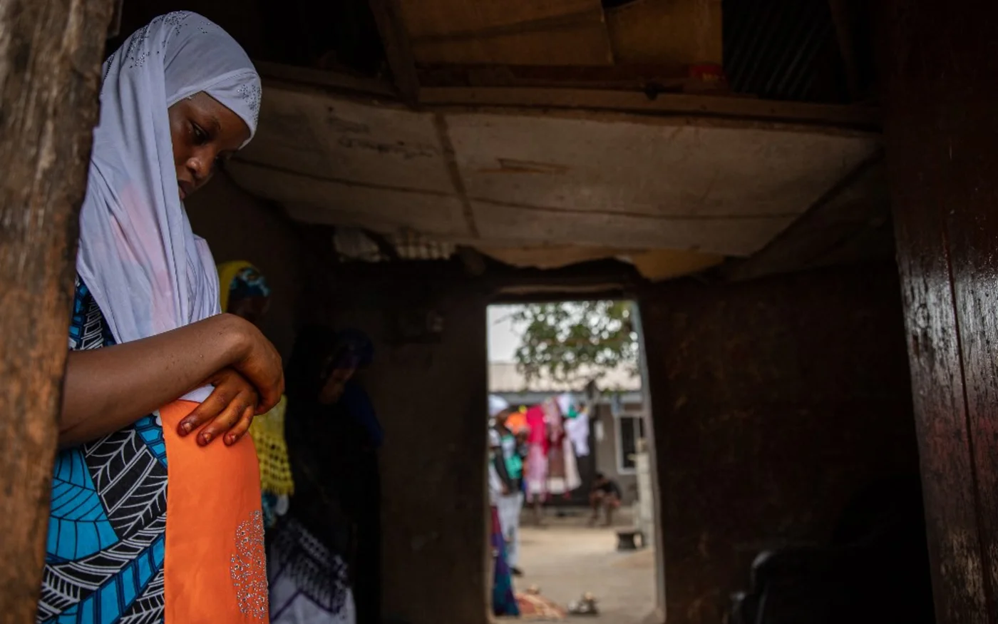 Une femme prie chez elle à Accra, au Ghana, le 13 mai 2021 pendant la prière de l’Aïd Al-Fitr (AFP/Nipah Dennis)