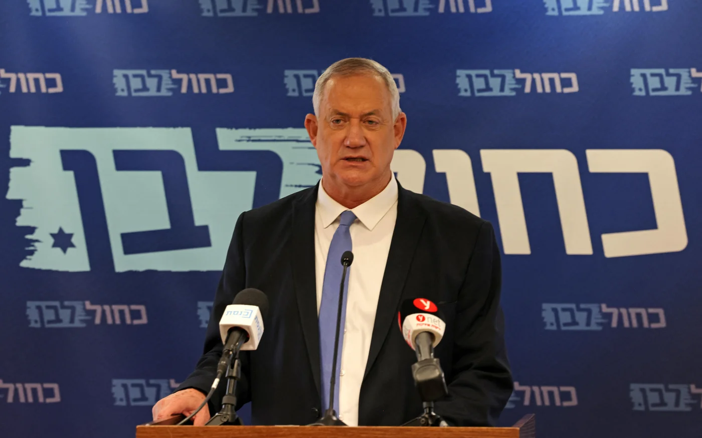 Le ministre de la Défense israélien et chef du parti Bleu Blanc, Benny Gantz, s’exprime en conférence de presse à la Knesset à Jérusalem, le 7 juin 2021 (AFP)
