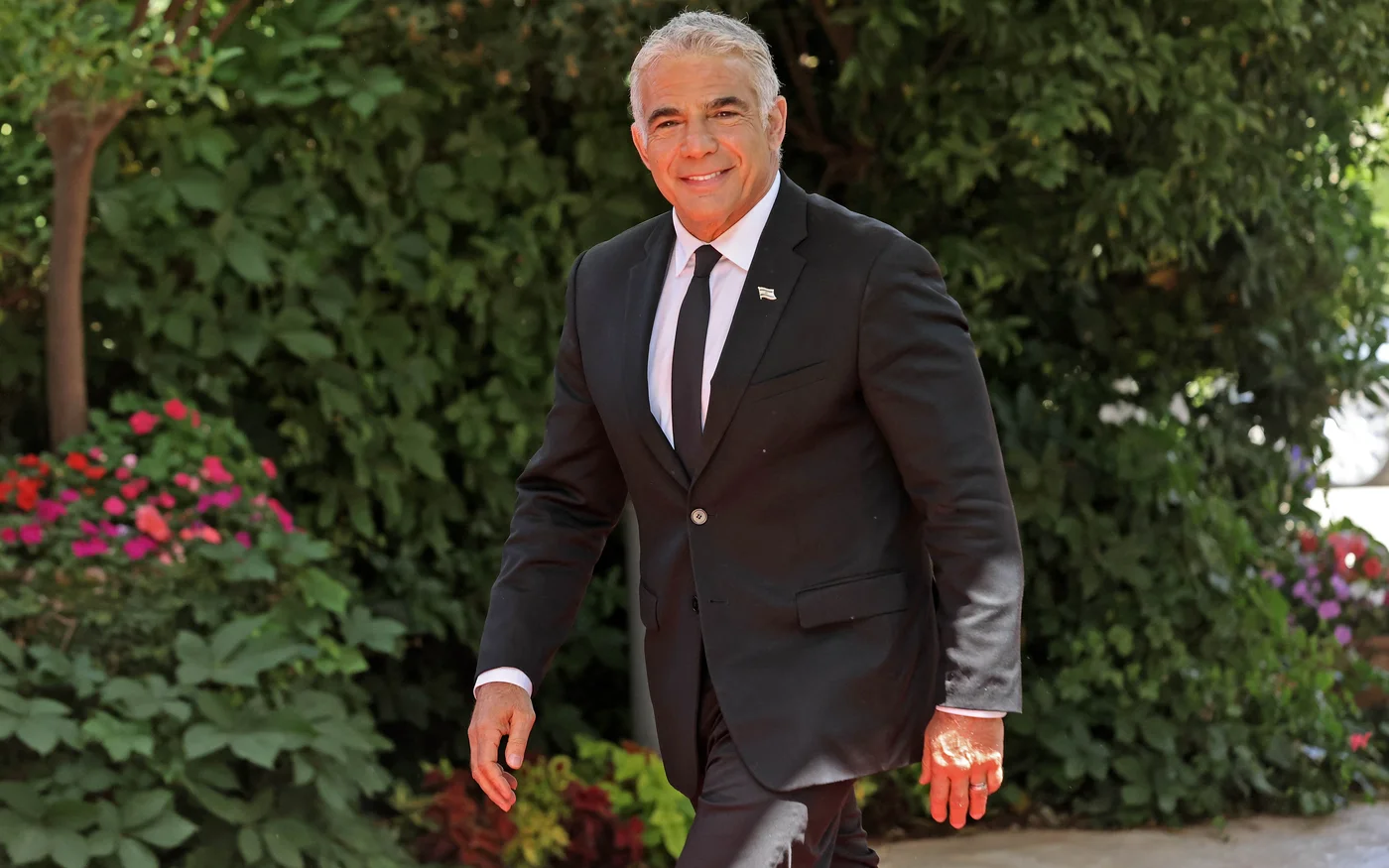 Le dirigeant du parti israélien Yesh Atid, Yaïr Lapid, arrive à la résidence du président à Jérusalem, le 14 juin 2021, au lendemain du vote investissant un nouveau gouvernement de coalition (AFP)