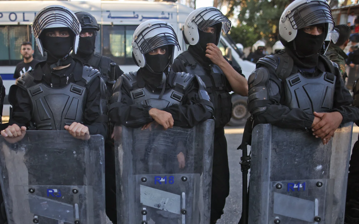 Les forces de sécurité palestiniennes bloquent une rue pendant une manifestation dans la ville de Ramallah en Cisjordanie occupée, le 26 juin 2021 (AFP)