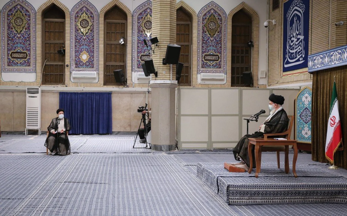 L’ayatollah Ali Khamenei (à&nbsp;droite), guide suprême iranien, rencontre le président élu Ebrahim Raïssi à Téhéran, le 28&nbsp;juin&nbsp;2021 (AFP)