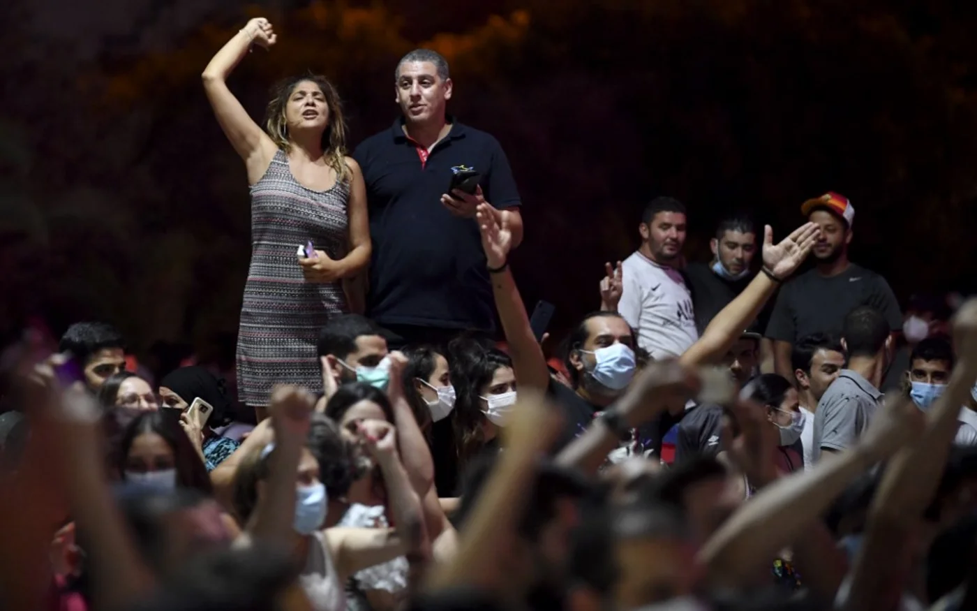 Scène de liesse à Tunis après l’annonce du président Kais Saied (AFP/Fethi Belaïd)