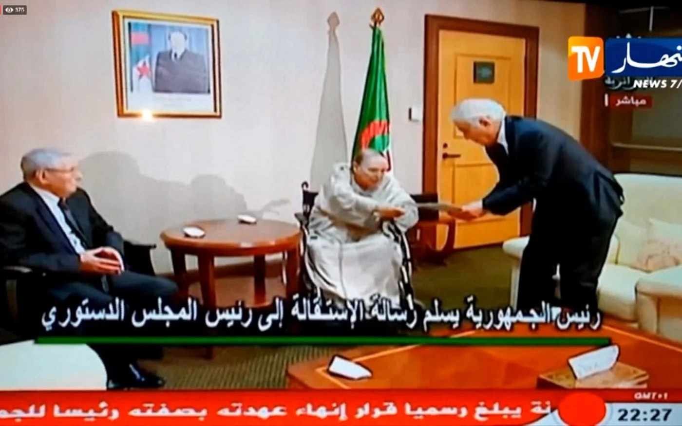 Le 2 avril 2019, Abdelaziz Bouteflika est contraint à la démission&nbsp;: il remet sa lettre au président du Conseil constitutionnel Tayez Belaïz (capture d’écran Ennahar)