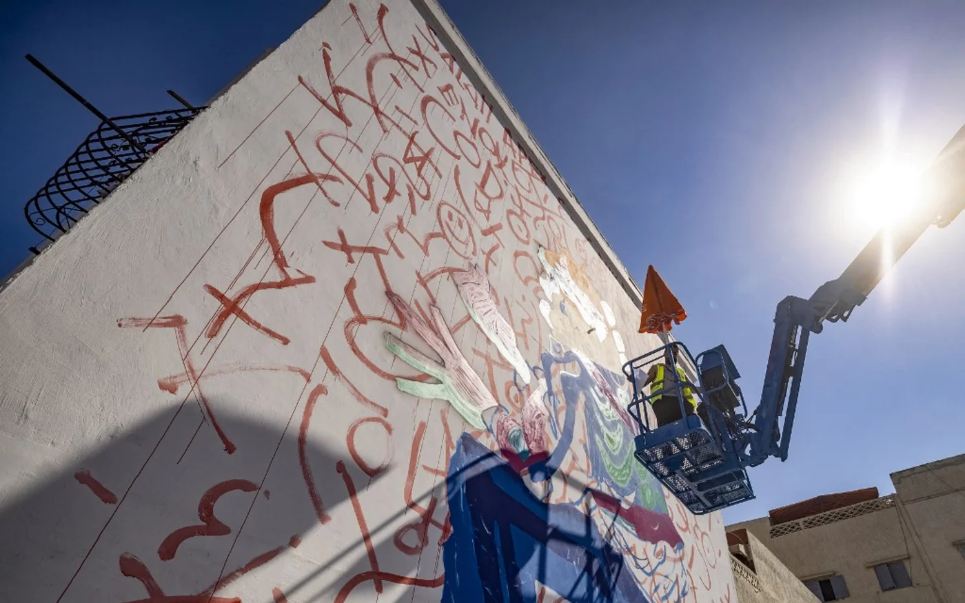 L’artiste Omar Lhamizi en plein travail à Rabat, dans me quartier populaire de Yaacoub al-Mansour, le 20 septembre 2021 (AFP/Fadel Senna)