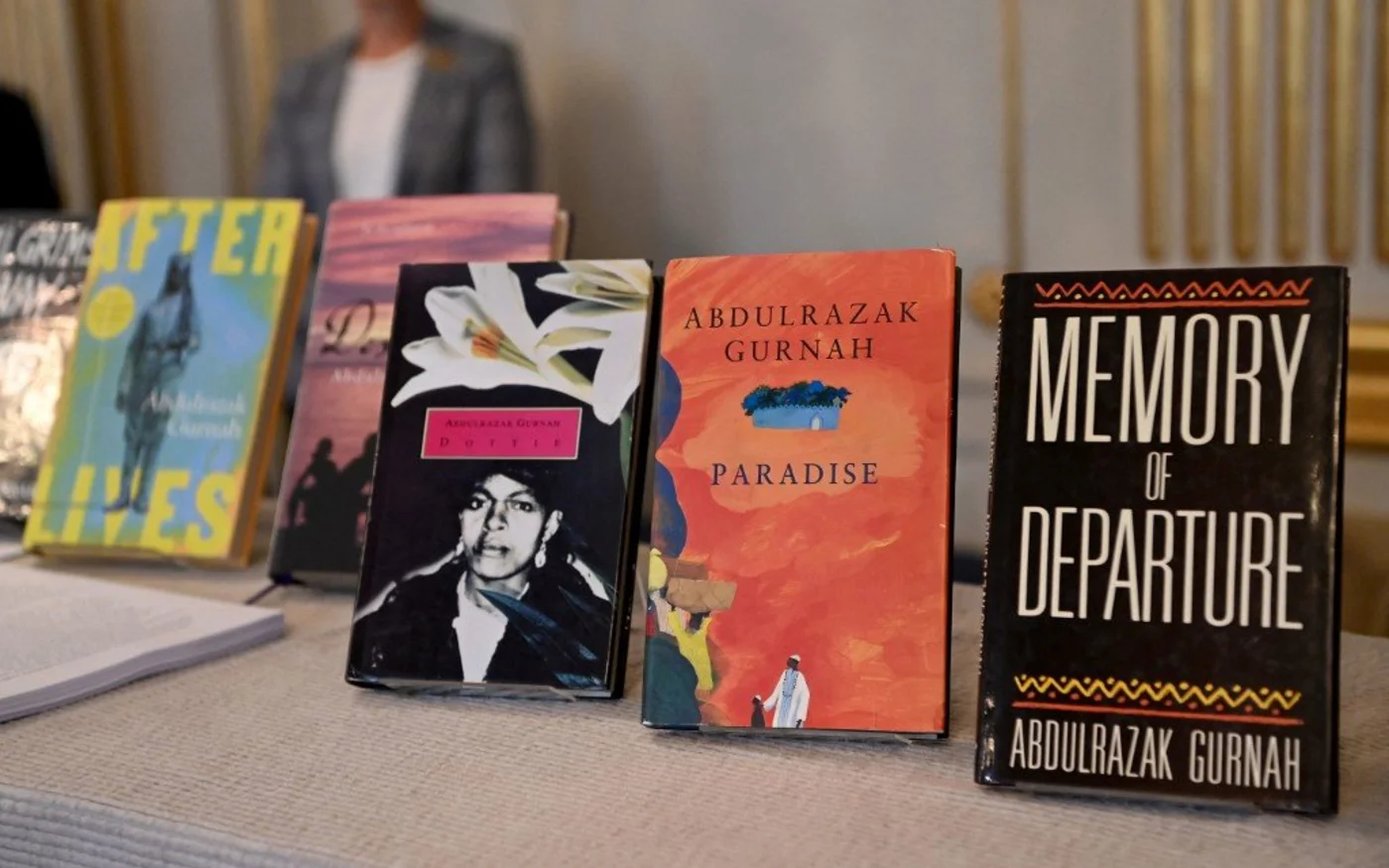 Des livres du romancier Abdulrazak Gurnah exposés à l’Académie suédoise de Stockholm, après l’annonce de son prix Nobel de littérature, le 7&nbsp;octobre&nbsp;2021 (AFP)