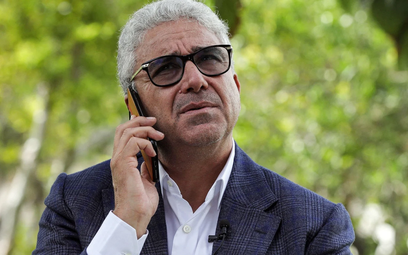 Fathi Bachagha, ancien ministre libyen de l’Intérieur, parle au téléphone lors d’une interview accordée à l’AFP dans la capitale Tripoli, le 6 octobre 2021 (AFP)